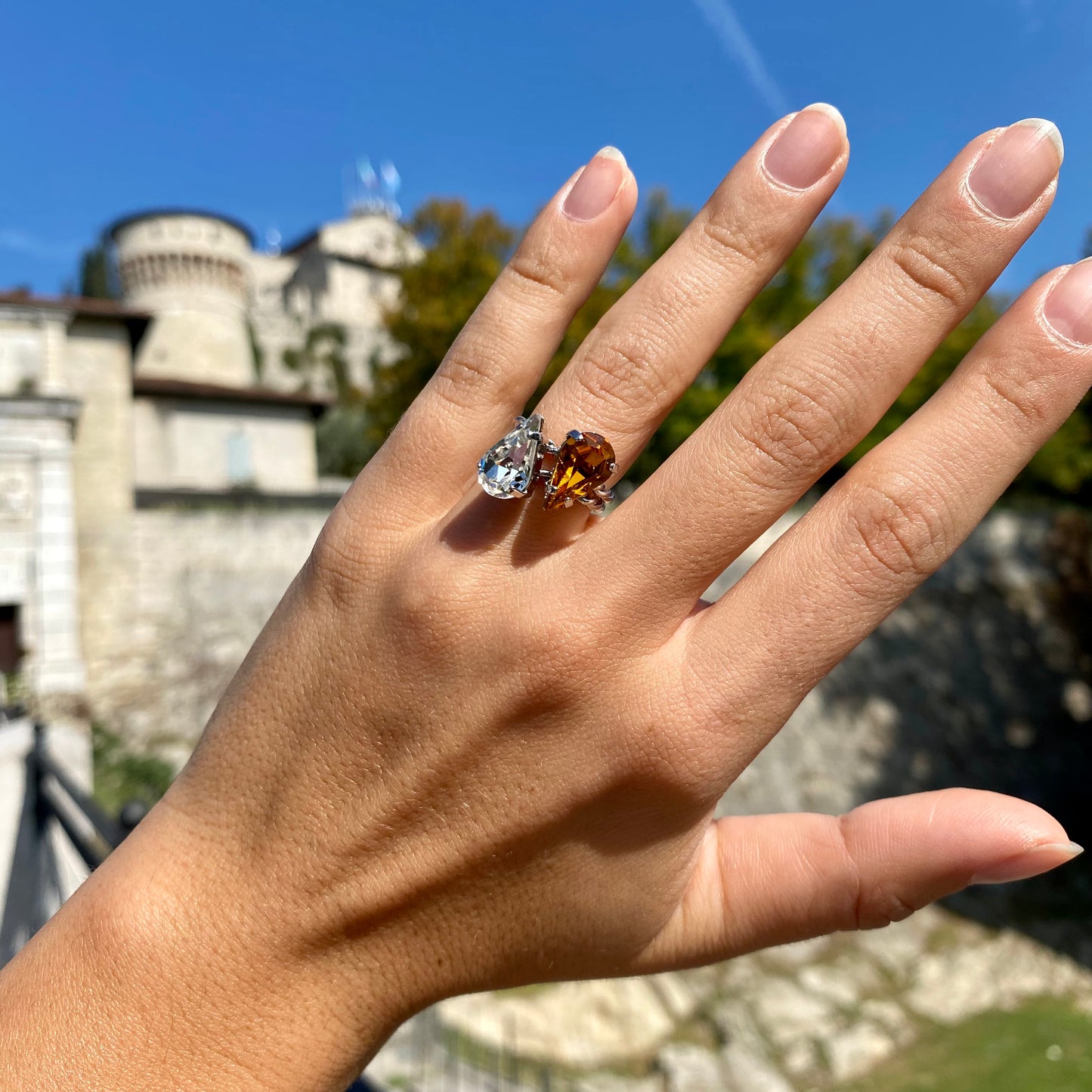 Anello regolabile torchon con castone a goccia