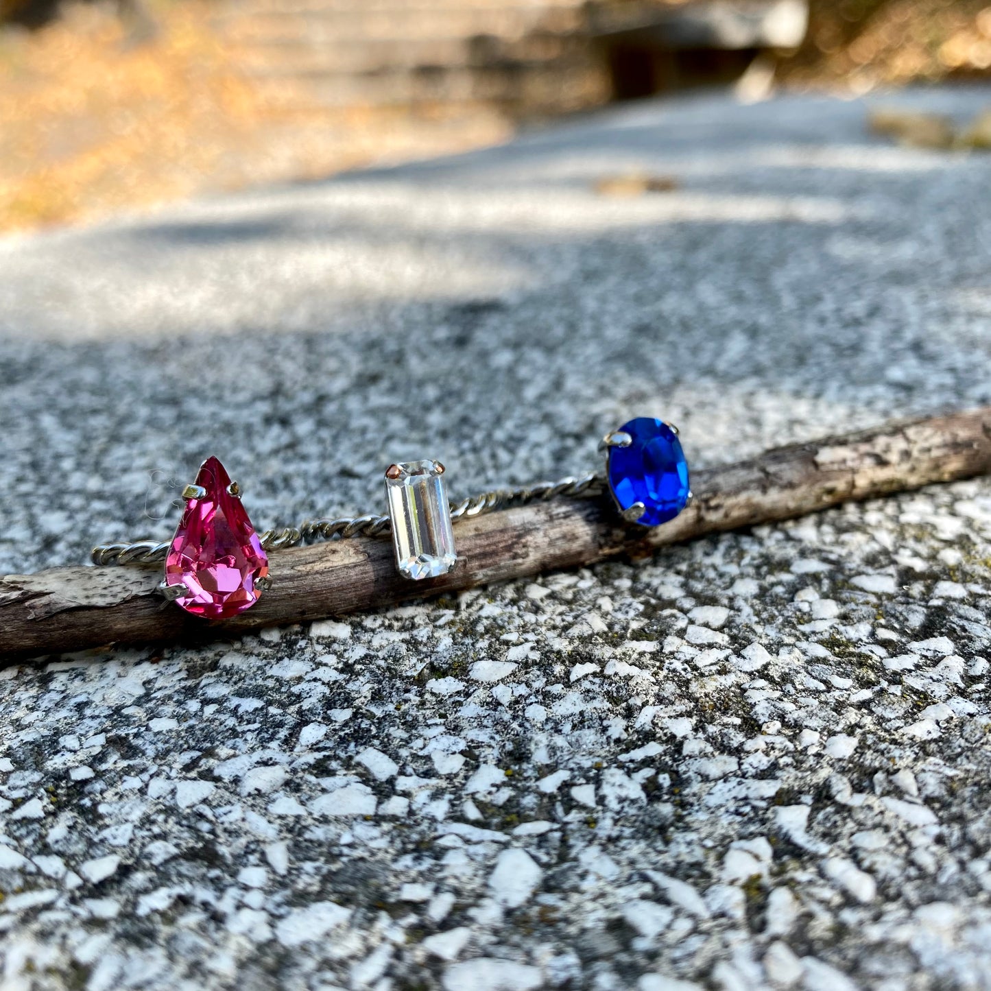 Anello regolabile torchon con castone a goccia