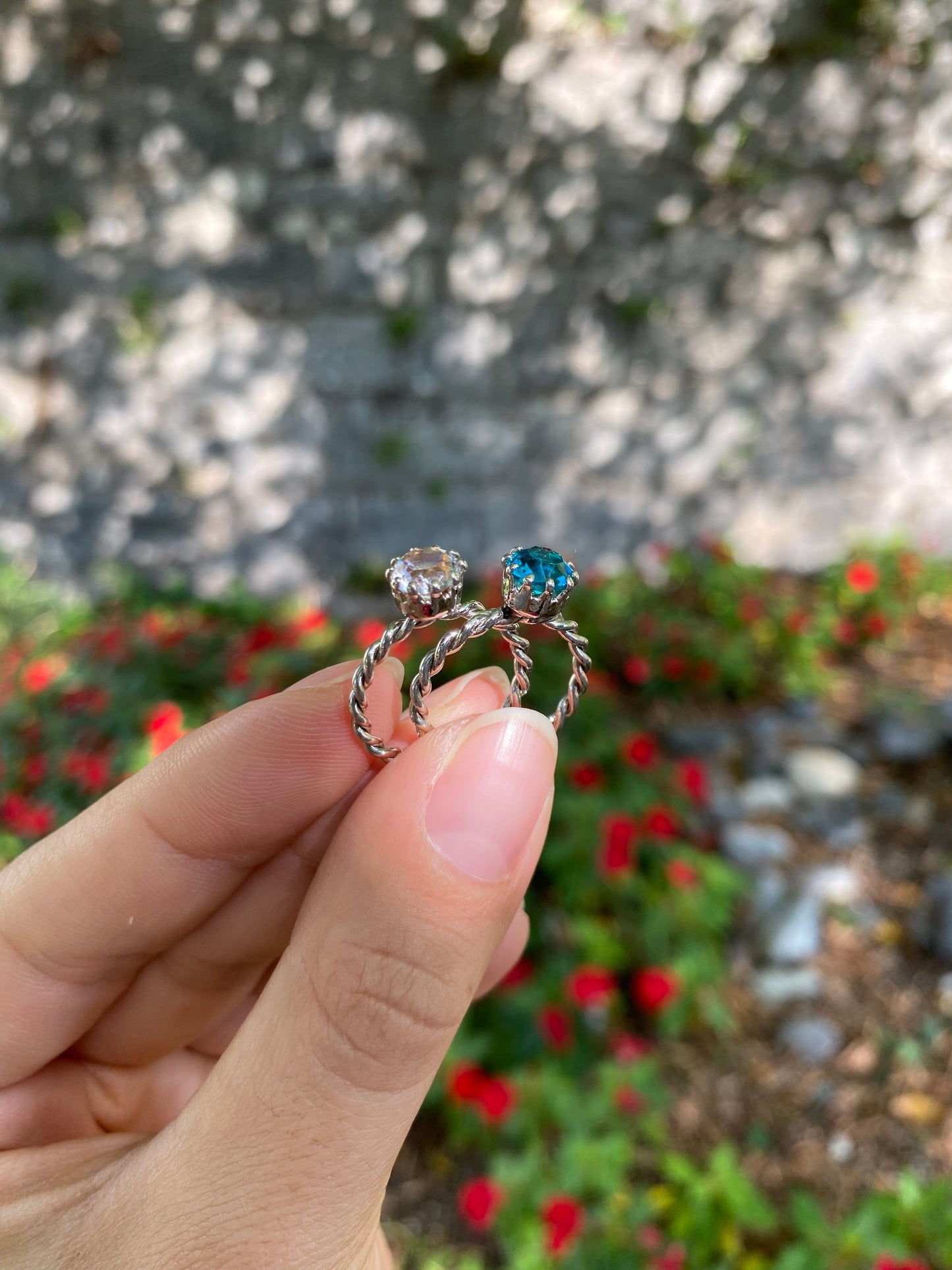 Anello regolabile torchon con castone alla francese verde