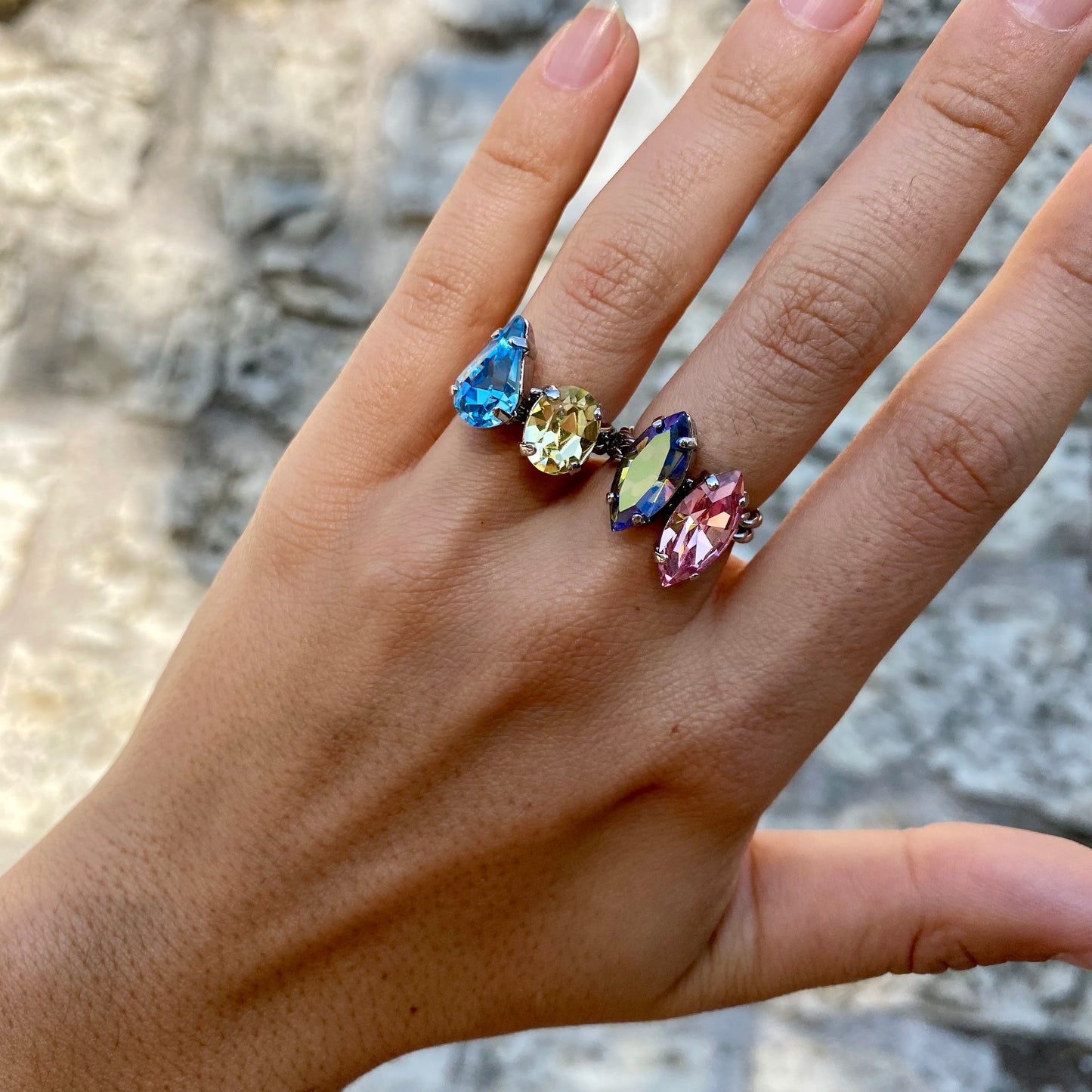 Anello regolabile torchon con castone a navetta