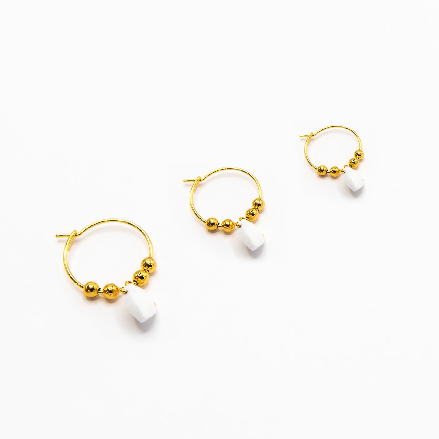 Orecchini a cerchio con cuore Swarovski bianco latte