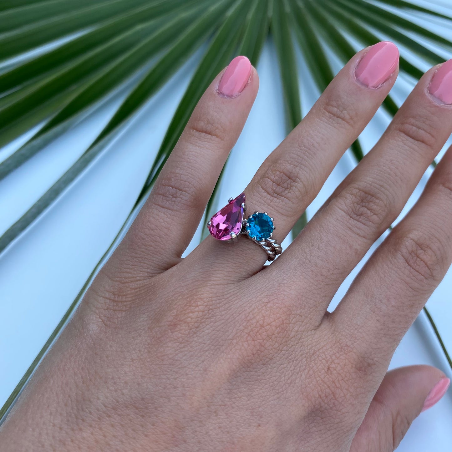 Anello regolabile torchon con castone alla francese