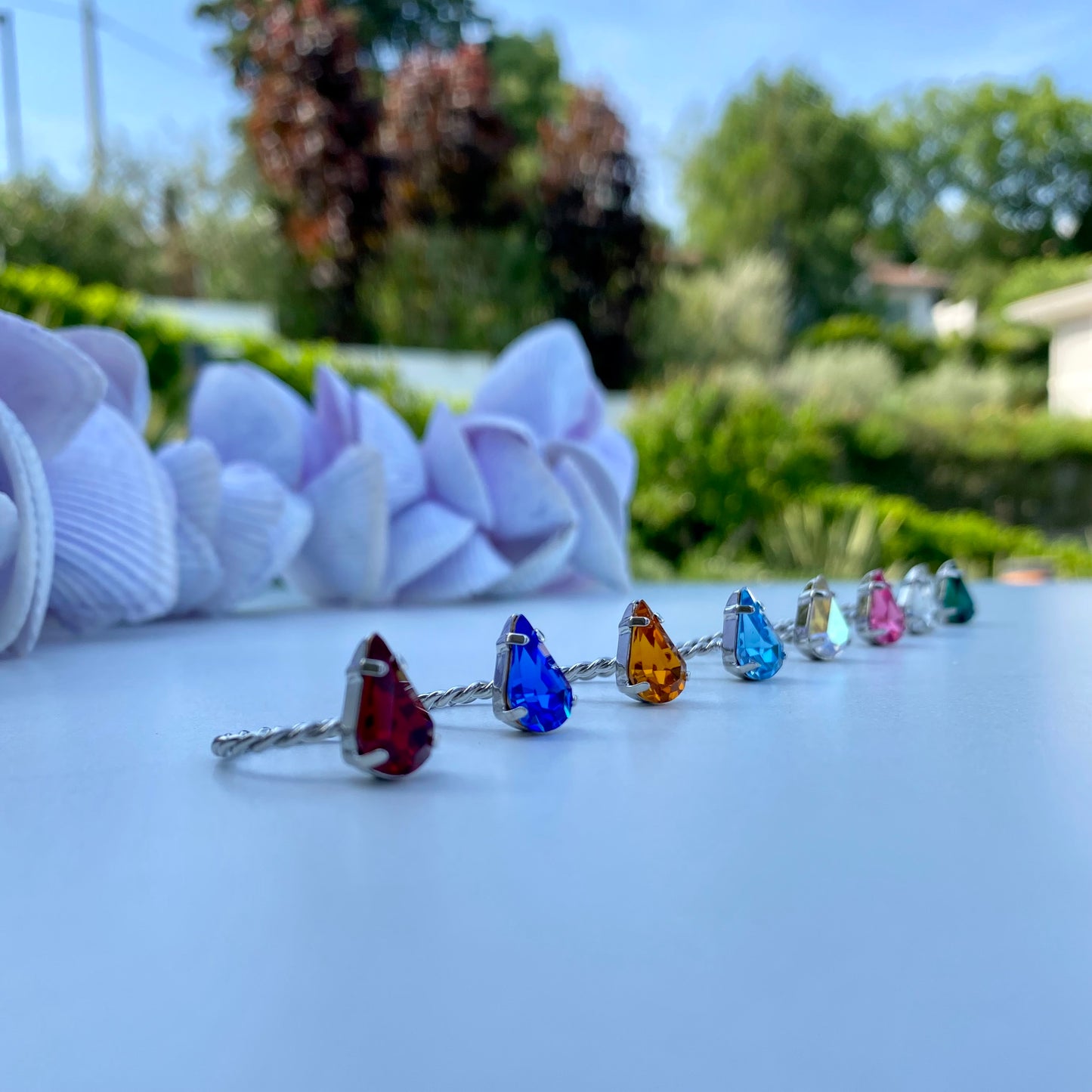 Anello regolabile torchon con castone a goccia