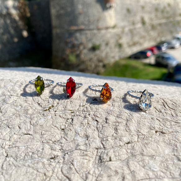 Anello regolabile torchon con castone a goccia
